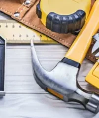 Плинтусы и скрытый крепёж: аккуратный финиш без щелей